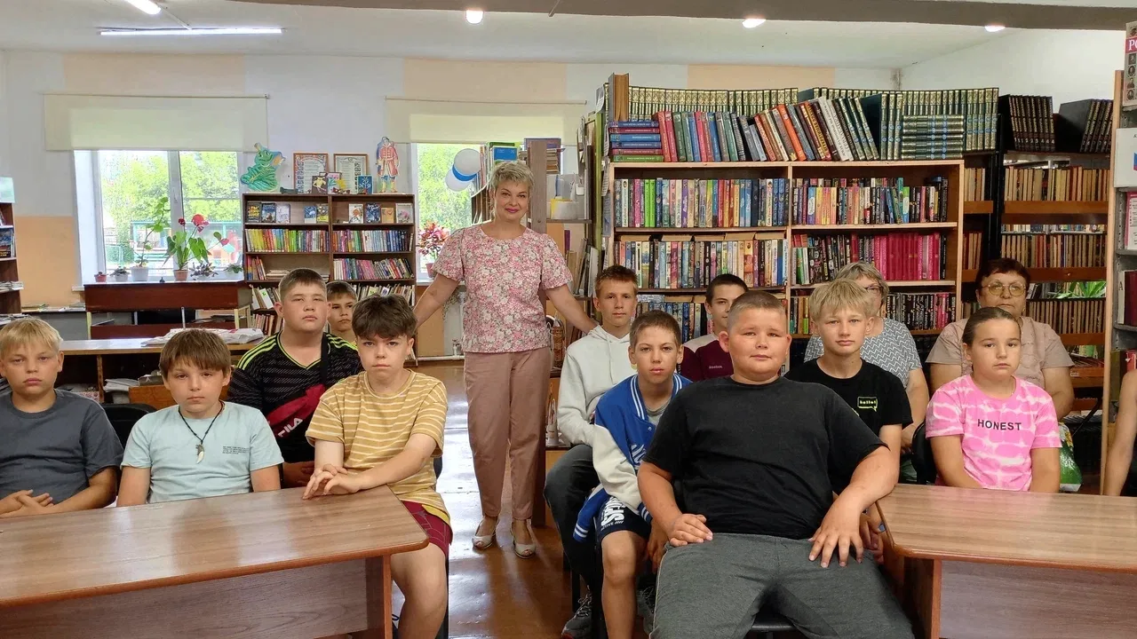 Специалист по молодежной политике Красноярского городского поселения Н.Н. Иванова и библиотекарь Кра