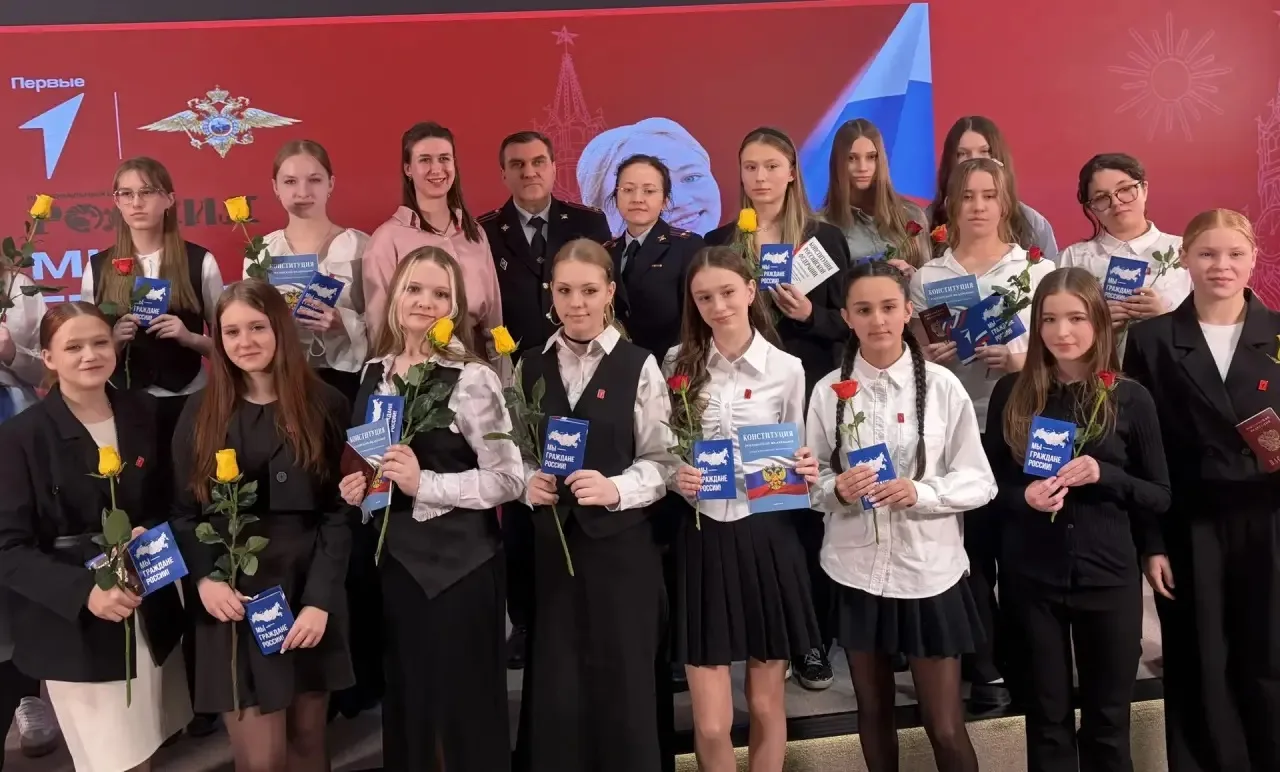 Двойной праздник для Крюковой Ульяны! 🌷📜  Наша ученица получила паспорт в Национальном центре «Росси