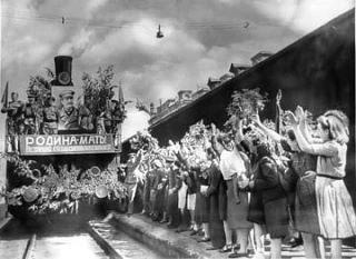1945 год. Встреча демобилизованных воинов Ленинградского и Прибалтийского фронтов на Рж...