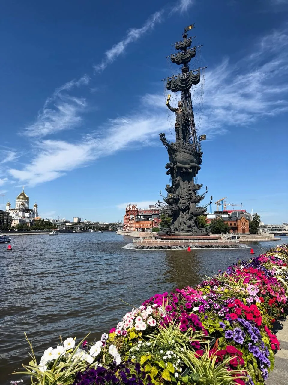 Цветущий парк Музеон 🌺. 

Прогулку по Музеону можно совместить с выставкой, организованный Музеем а