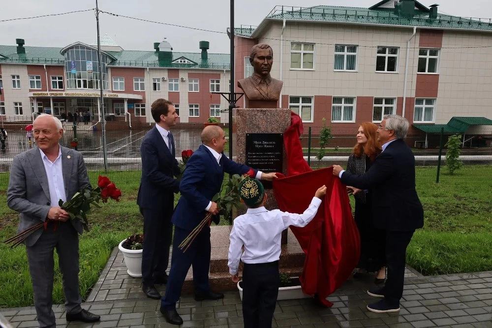 В Кунашаке увековечили память татарского поэта-фронтовика Мусы Джалиля