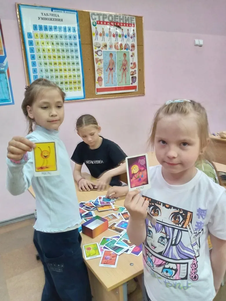 Сегодня в школьном лагере дети познакомились с метафорическим ассоциативными картами "Эмоцарики". Уч