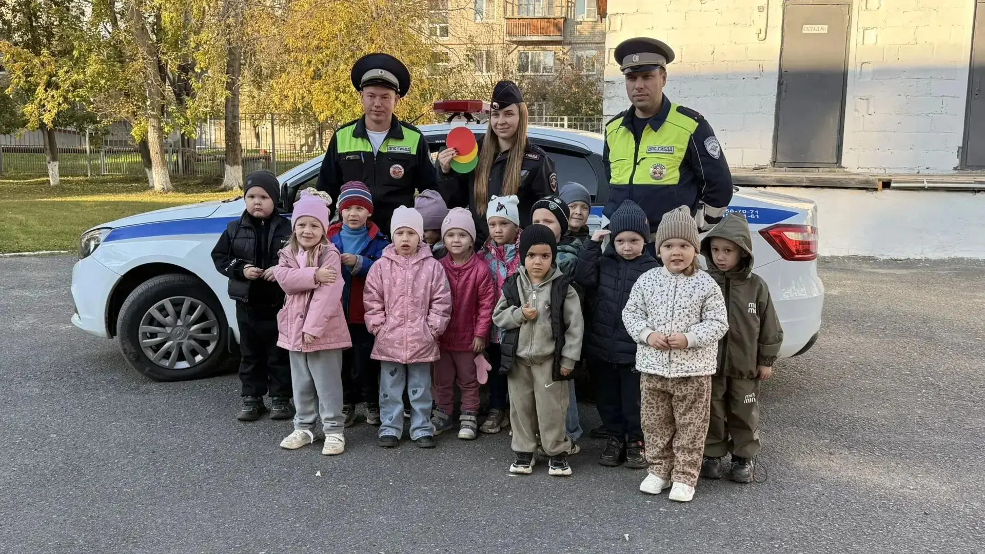 Сегодня к нам в гости пришли сотрудники ГИБДД и провели с ребятами средней группы увлек...