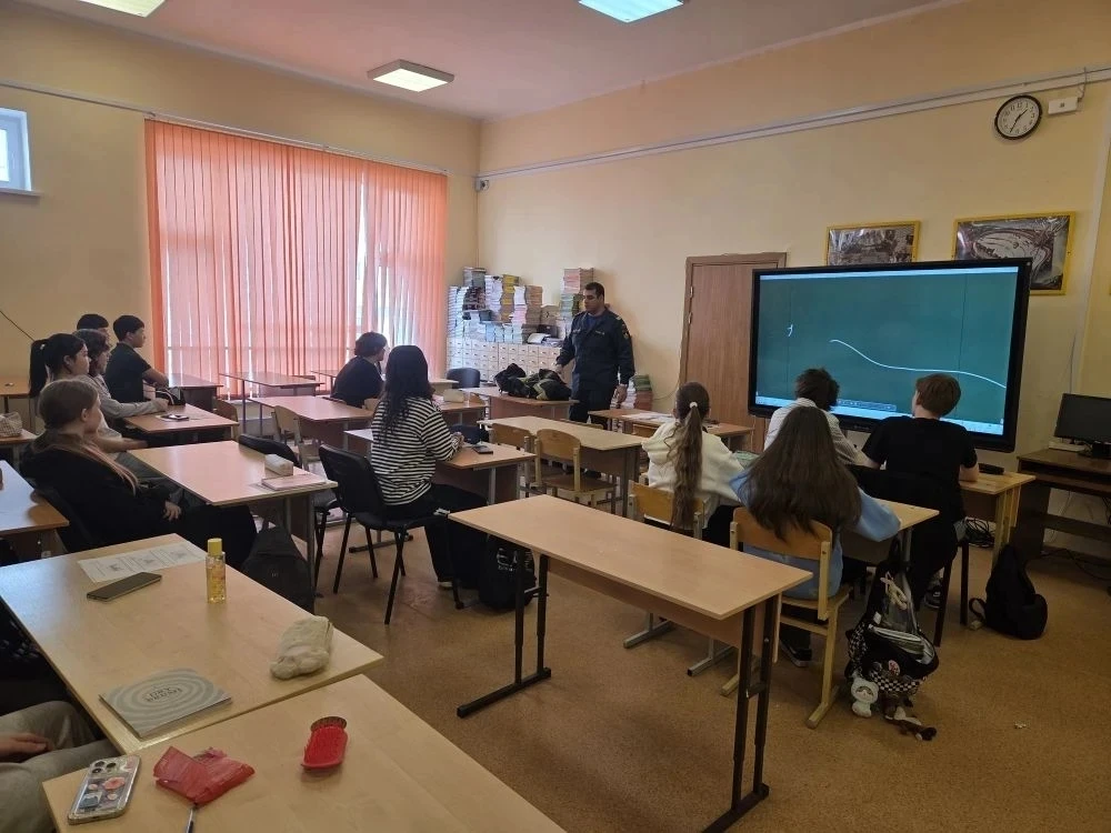 🚨 Урок безопасности от профессионала  Перед каникулами в 8В класс приехал сотрудник пожарной части №