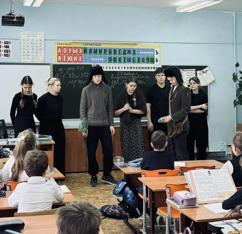 🕊️ БЛОКАДНЫЙ ЛЕНИНГРАД 🕊️   Театрализованное представление показал совет старшеклассников для младши