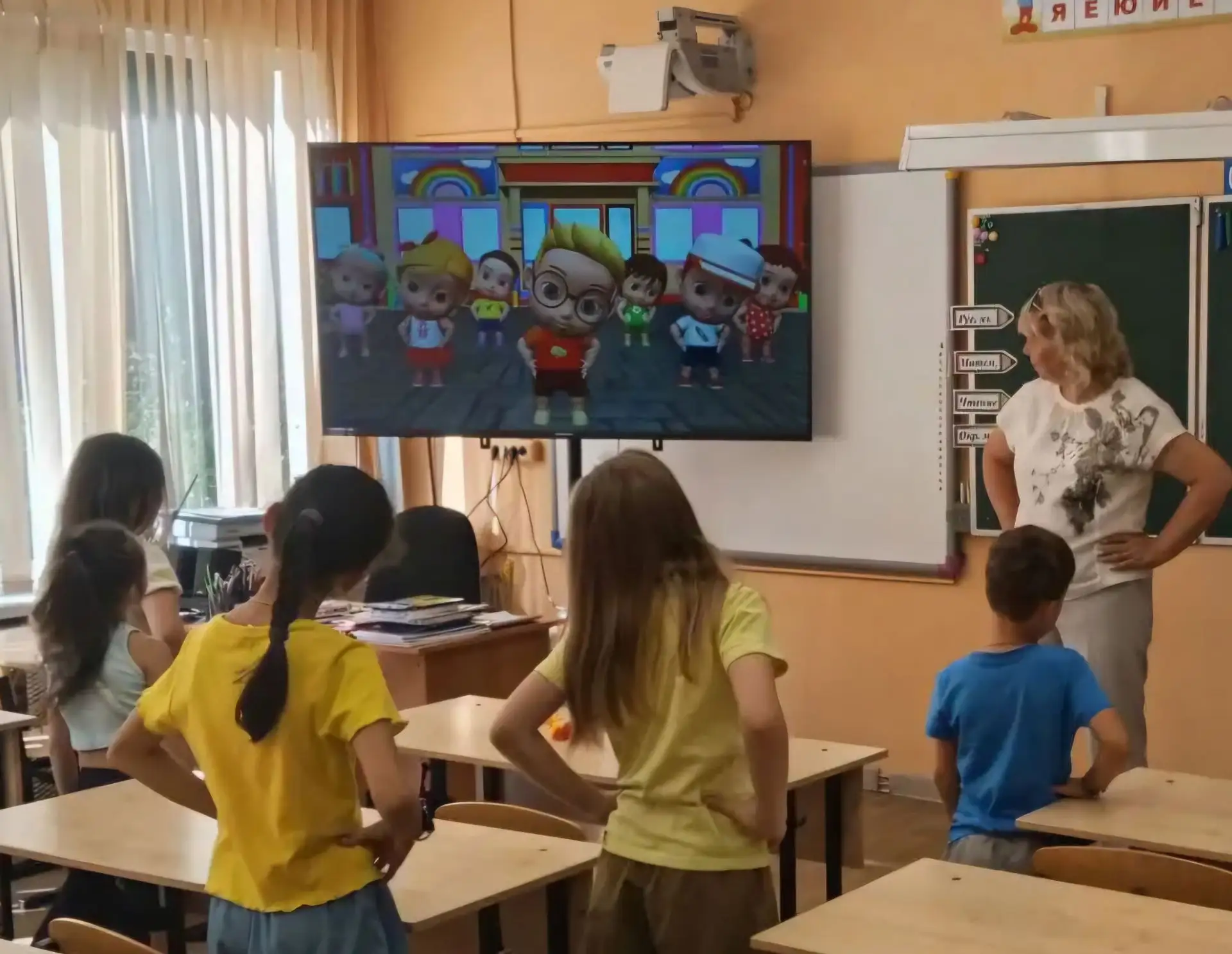 На зарядку становись...

Утро в школьном  лагере "Летний переполох" начинается с весёлой зарядки. Эт