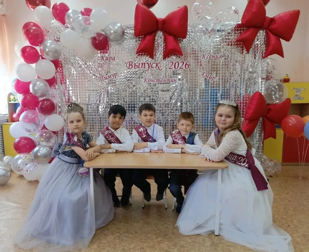 ✨Уходят дети школьною дорогой,
Но остаётся в них частица нас!
От сада детского до школьного порога
И