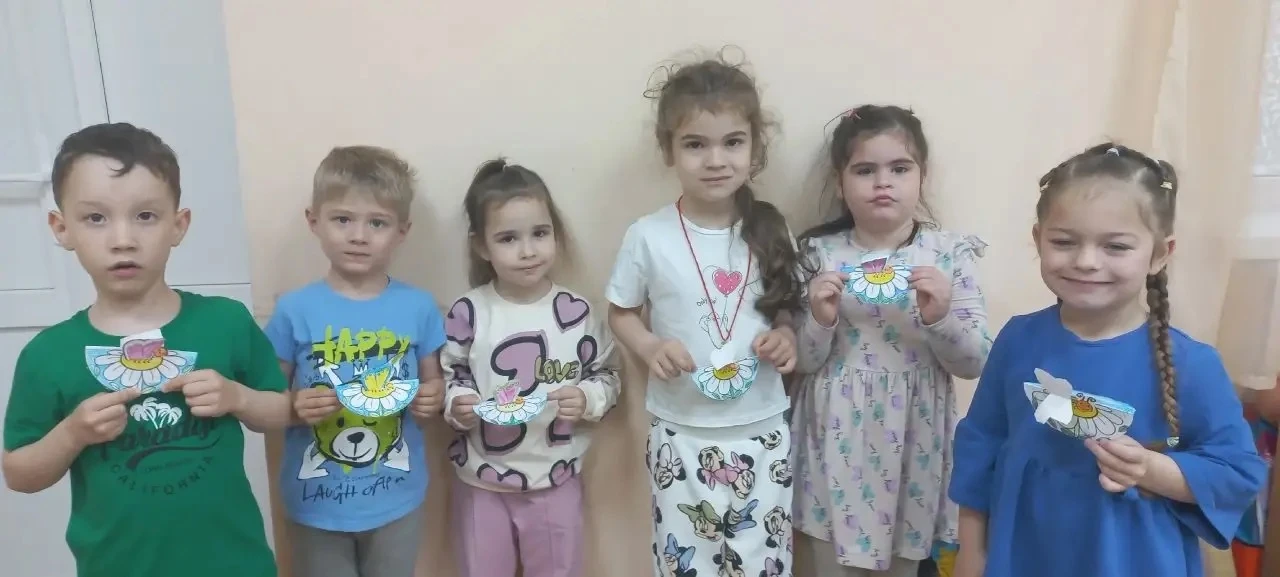 Сегодня в средней группе прошло конструирование на тему: "Бабочка на цветке"