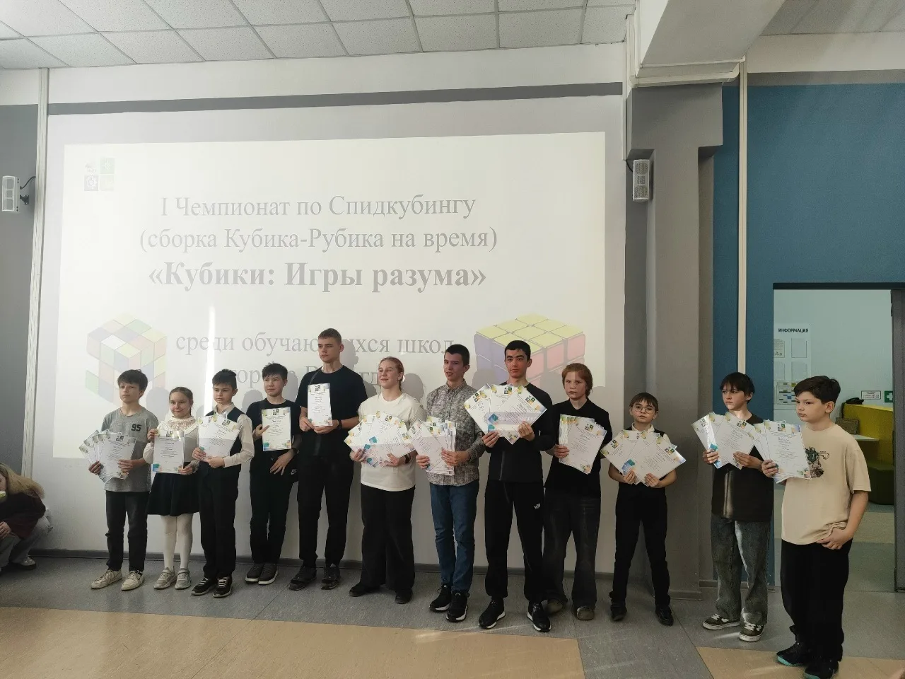 #Школа22 #ПризерыПобедители  🏆 «Кубики: игры разума» — первый Чемпионат по спидкубингу в Вологде! 🧠✨