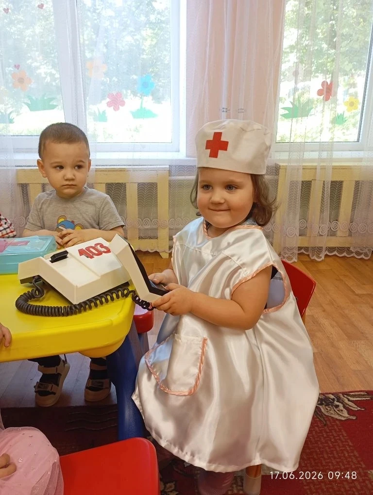 День медицинского работника в детском саду. 🩺🏥
  
  Медработников мы поздравляем,
В мире нет профе