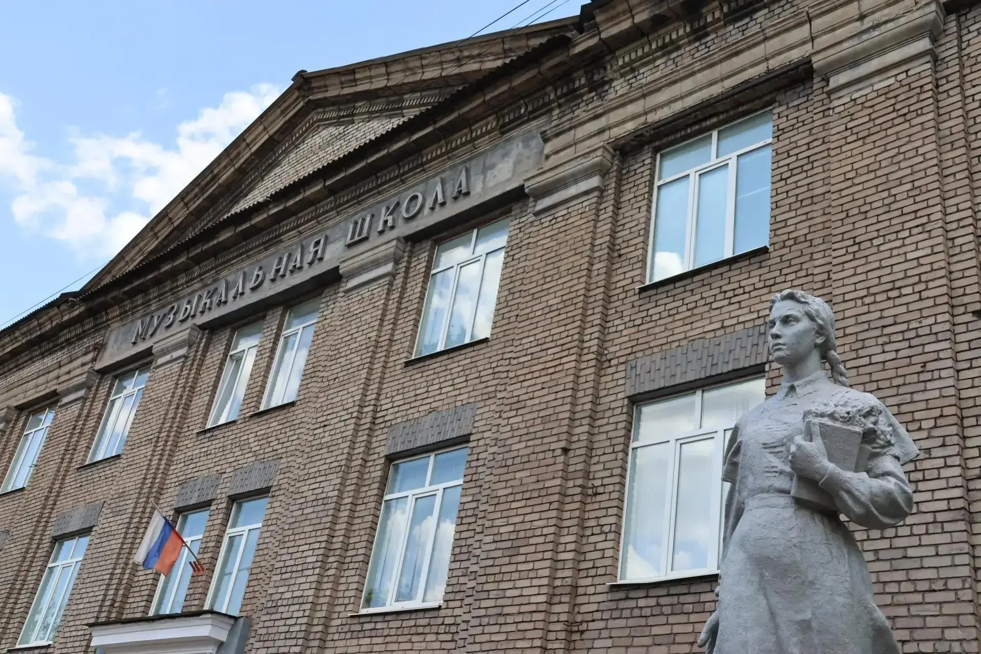 В республике ведется масштабное обновление музыкальных школ и детских школ искусств. На...