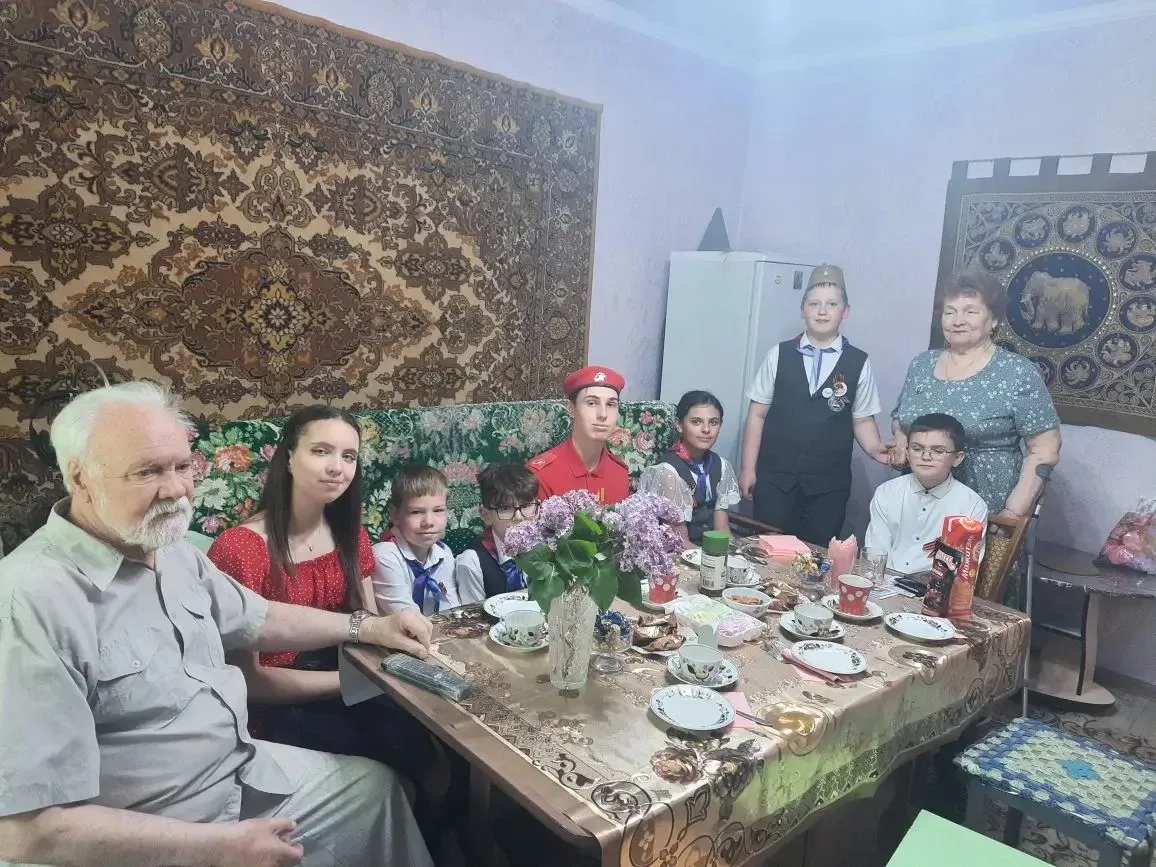 Сегодня волонтёры 4-г класса и педставители Первых поздравили Калиниченко-Пантусова Георгия Александ