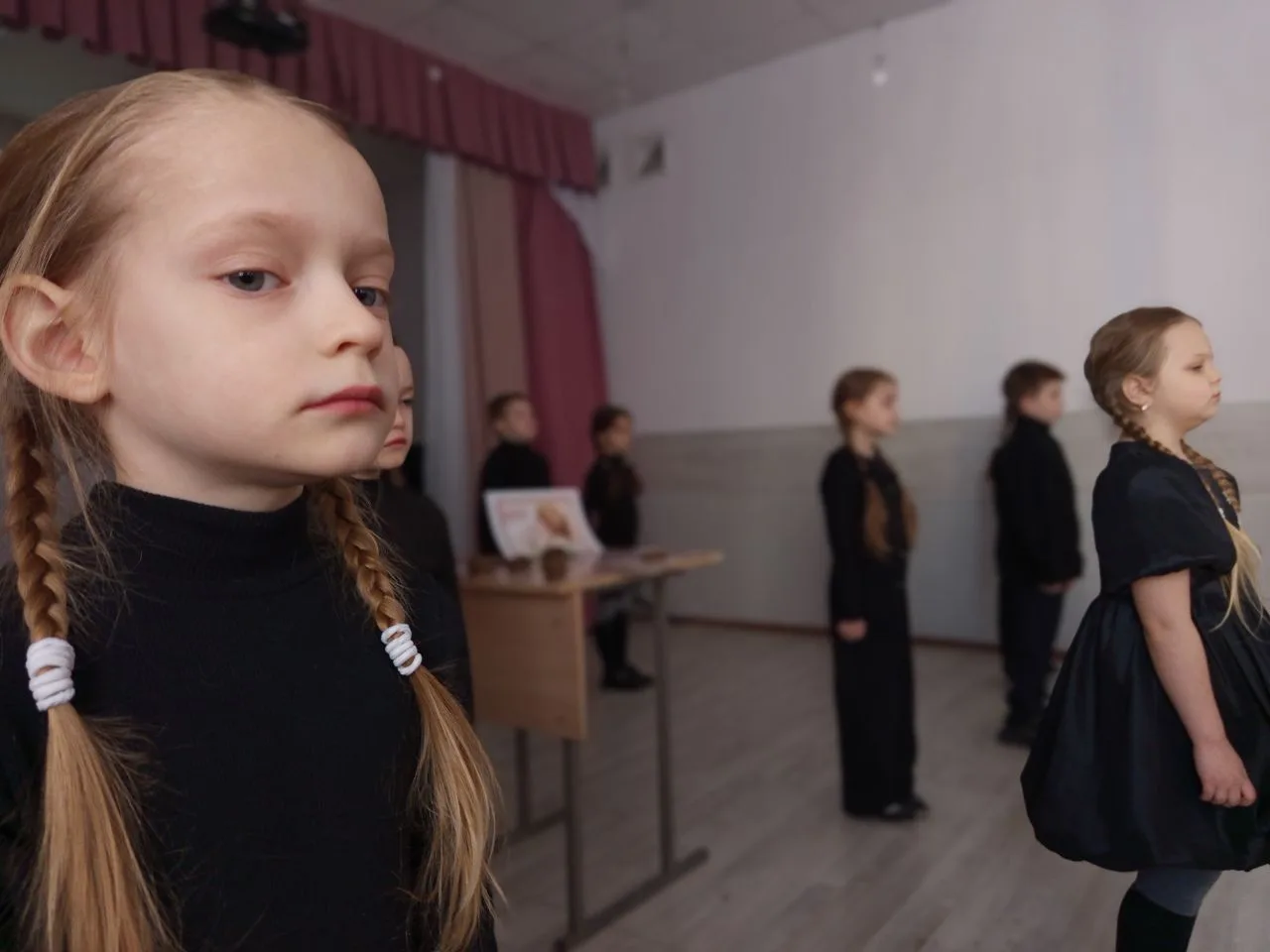 #блокадаЛенинграда В день снятия блокады Ленинграда учащиеся 1а класса представили постановку ""Непо