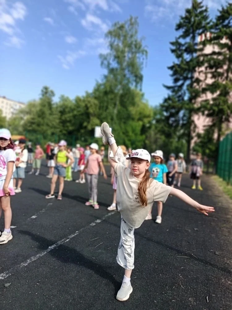 ⚡️ Творчество, игры и полёты в будущее. 

Утро в нашем лагере "Сказка" начали с зарядки, 🏃‍♀️ а дал