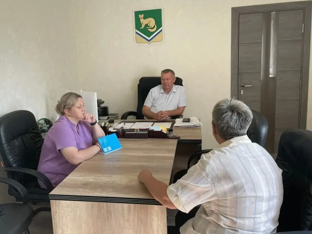 Сегодня  провёл личный приём граждан. На прием обратились три семьи — их волновали вопросы жилищного