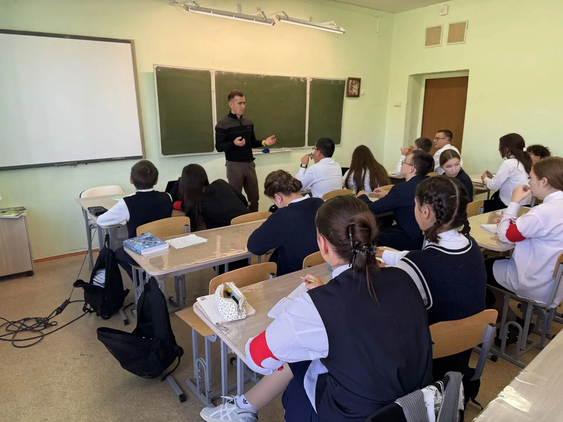 Учитель ОБЗР Хазиев Равиль Фагитзянович провел для 8-х классов занятие по оказанию перв...