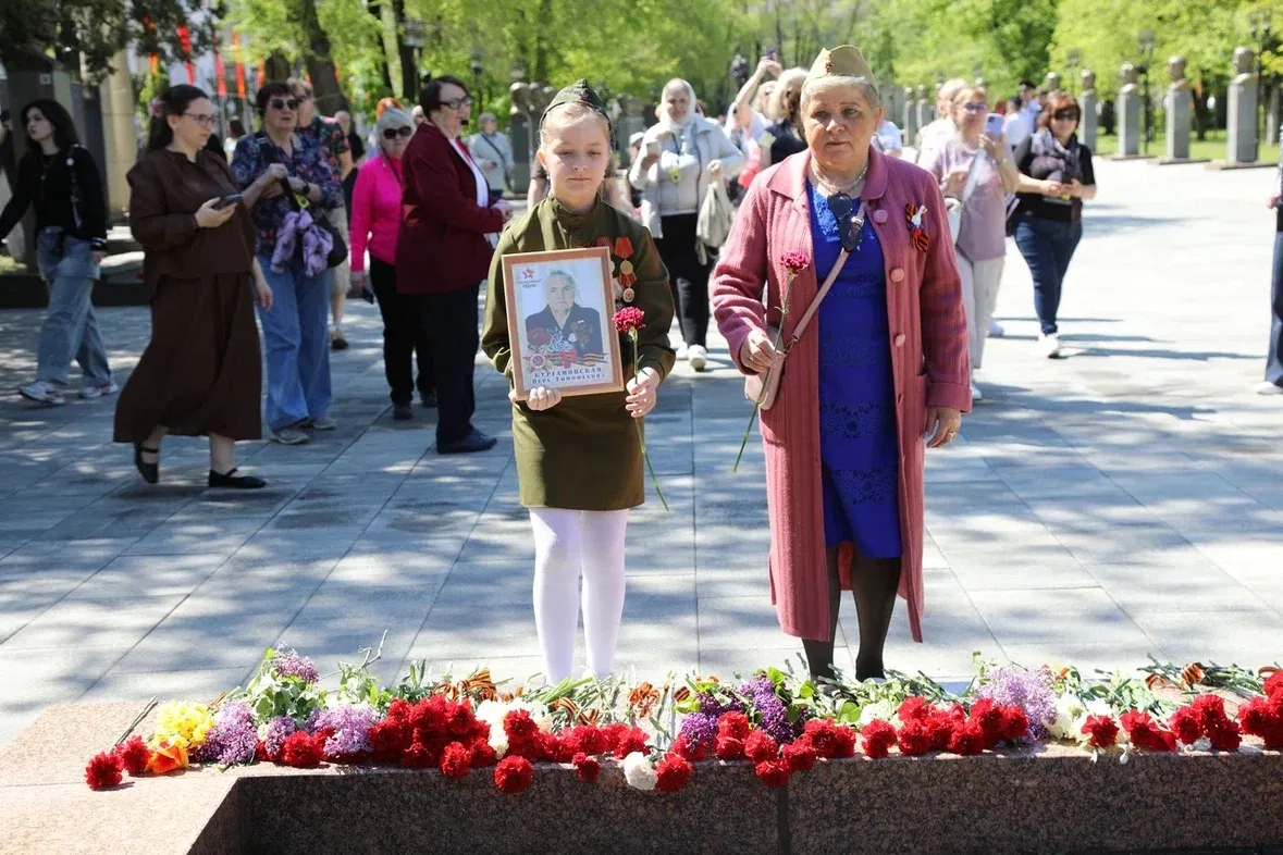 «Нет в России семьи такой, где б не памятен был свой герой…»  Тысячи жителей Черкесска почтили памят