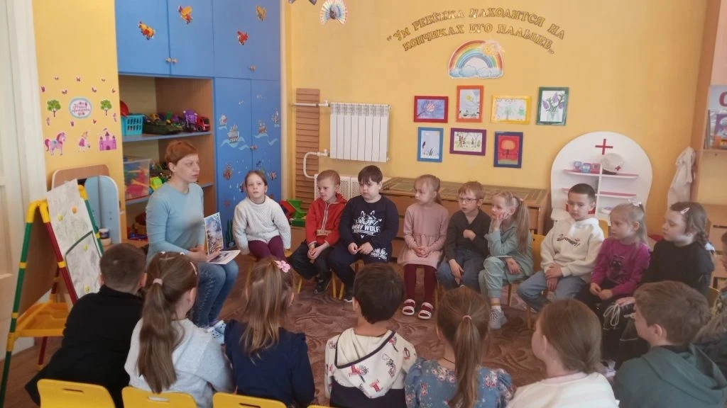 В сердцах наших жить будет вечно                                         Герои минувшей...