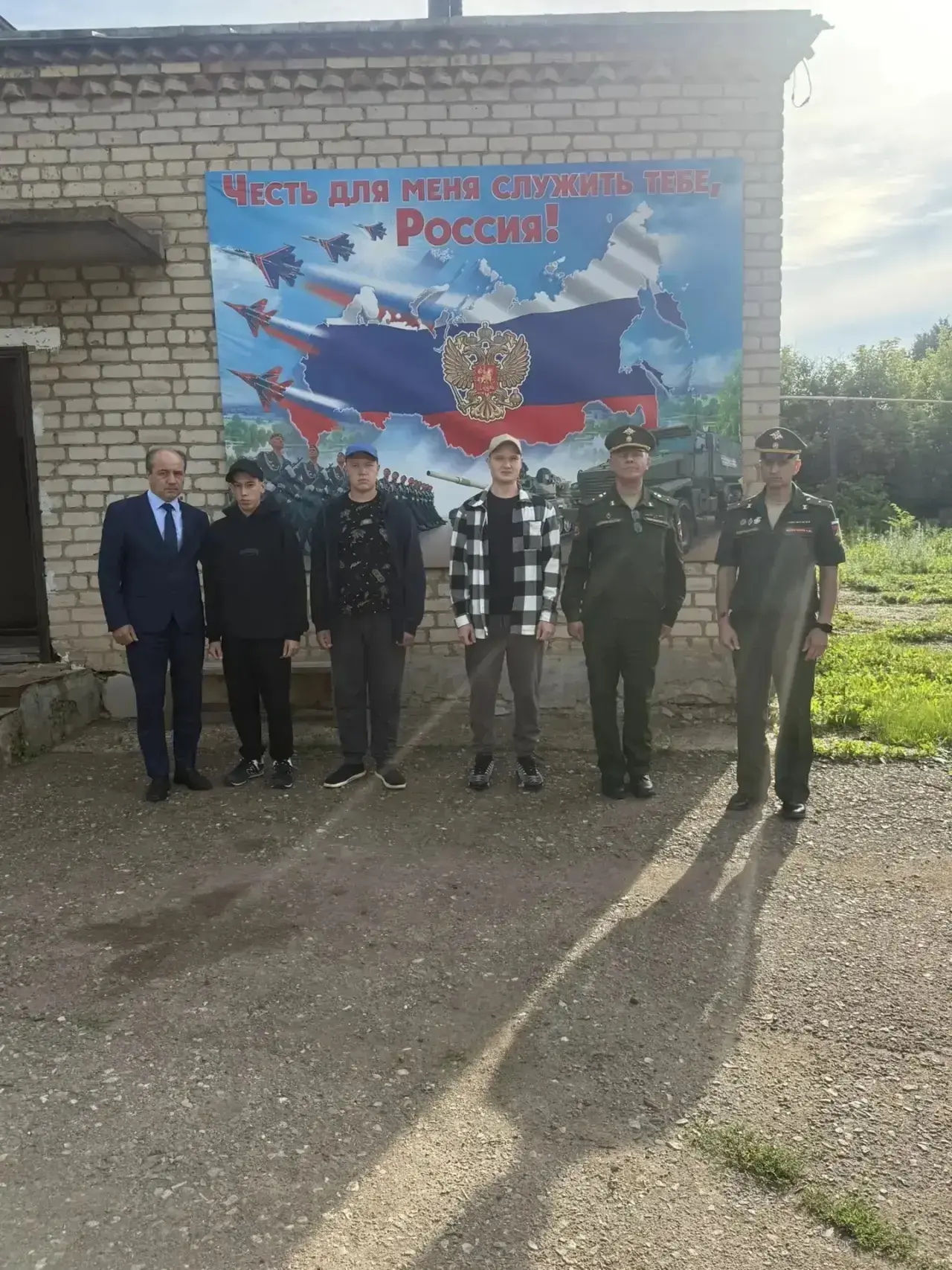 Служить Родине убывают трое наших чишминцев. Сегодня из призывного пункта состоялась отправка ребят,