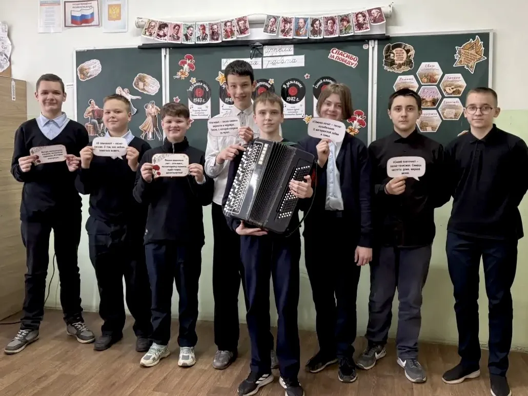 🎖️ Уроки памяти: 7 «В» класс и песни Победы  В преддверии Дня Победы на уроке литературы в 7 «В» кла