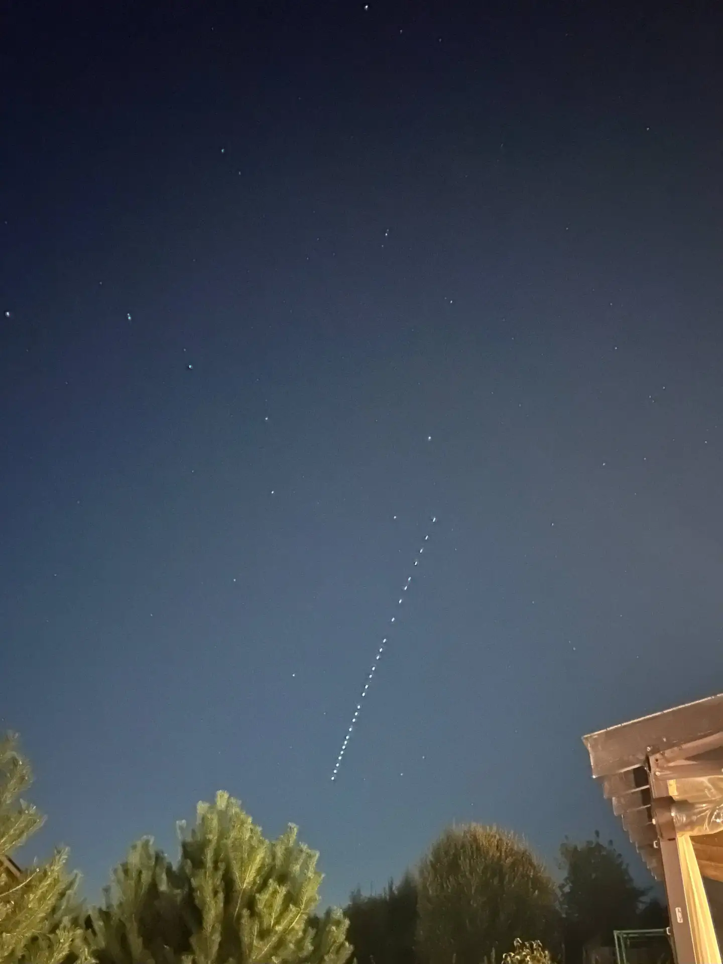 🛰️ Вчера вечером жители Пушкино могли наблюдать в небе настоящую «колонну» спутников S...