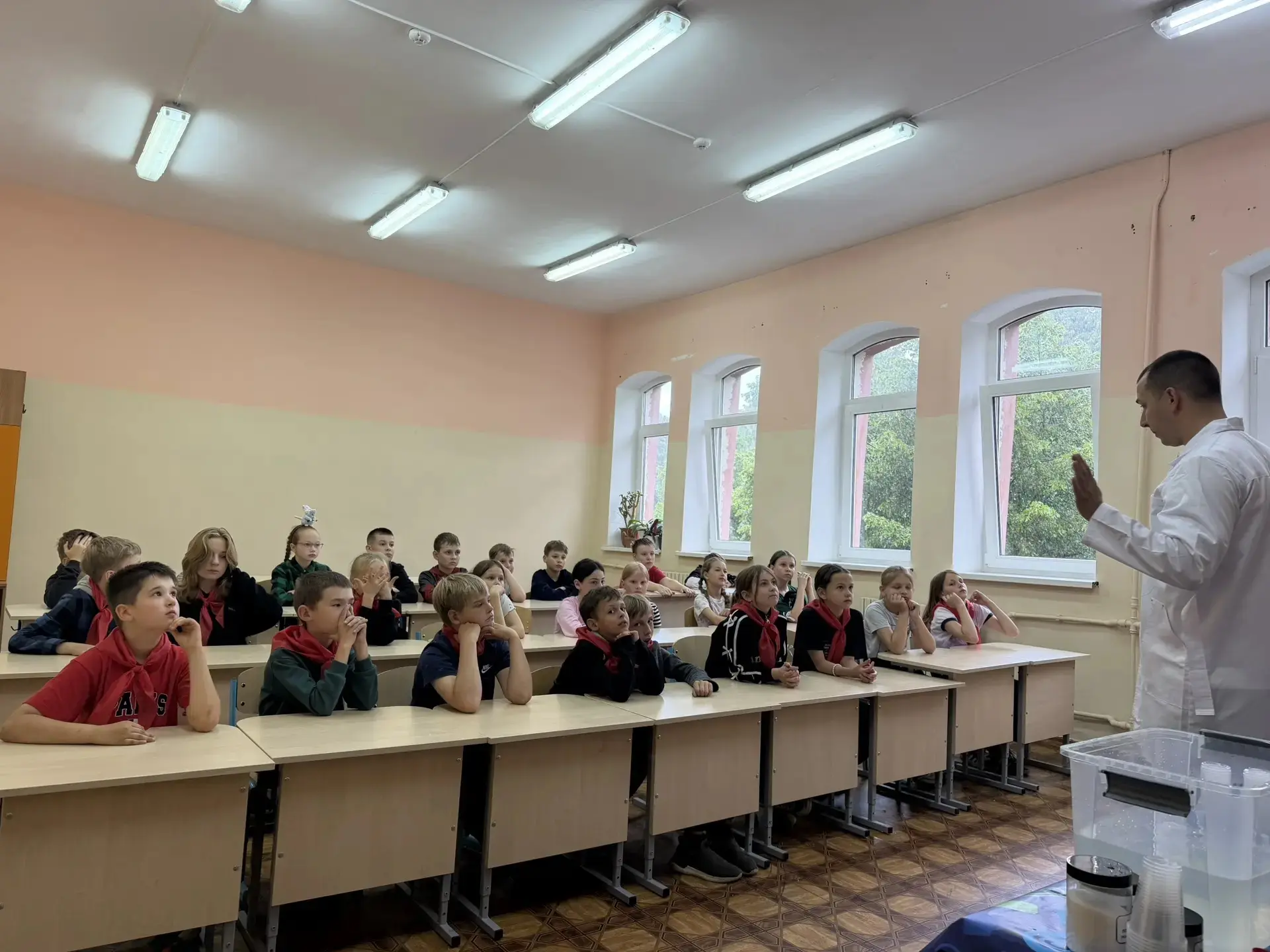 ⚛️Сегодня ребята из пришкольного лагеря «Олимпик» стали участниками научного шоу.
🔬Для наших юных п
