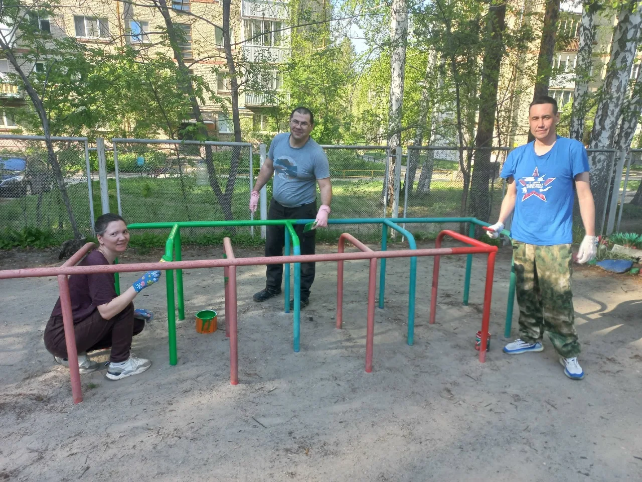 СУББОТНИК НА УЧАСТКЕ ГРУППЫ №4 «РОМАШКИ»