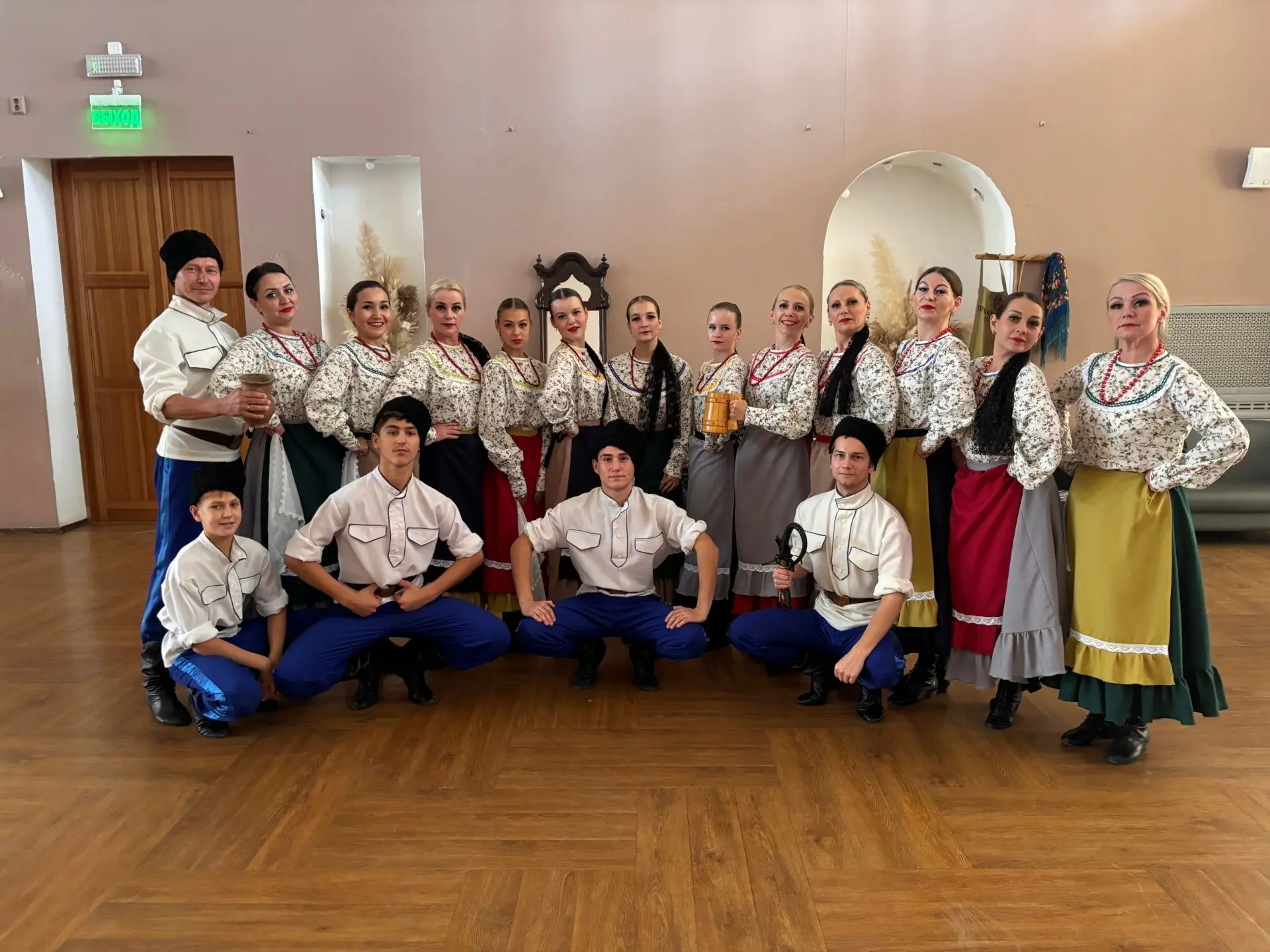 Народный коллектив ансамбль народного танца «Златоустье» (руководитель Сергей Козлов) з...