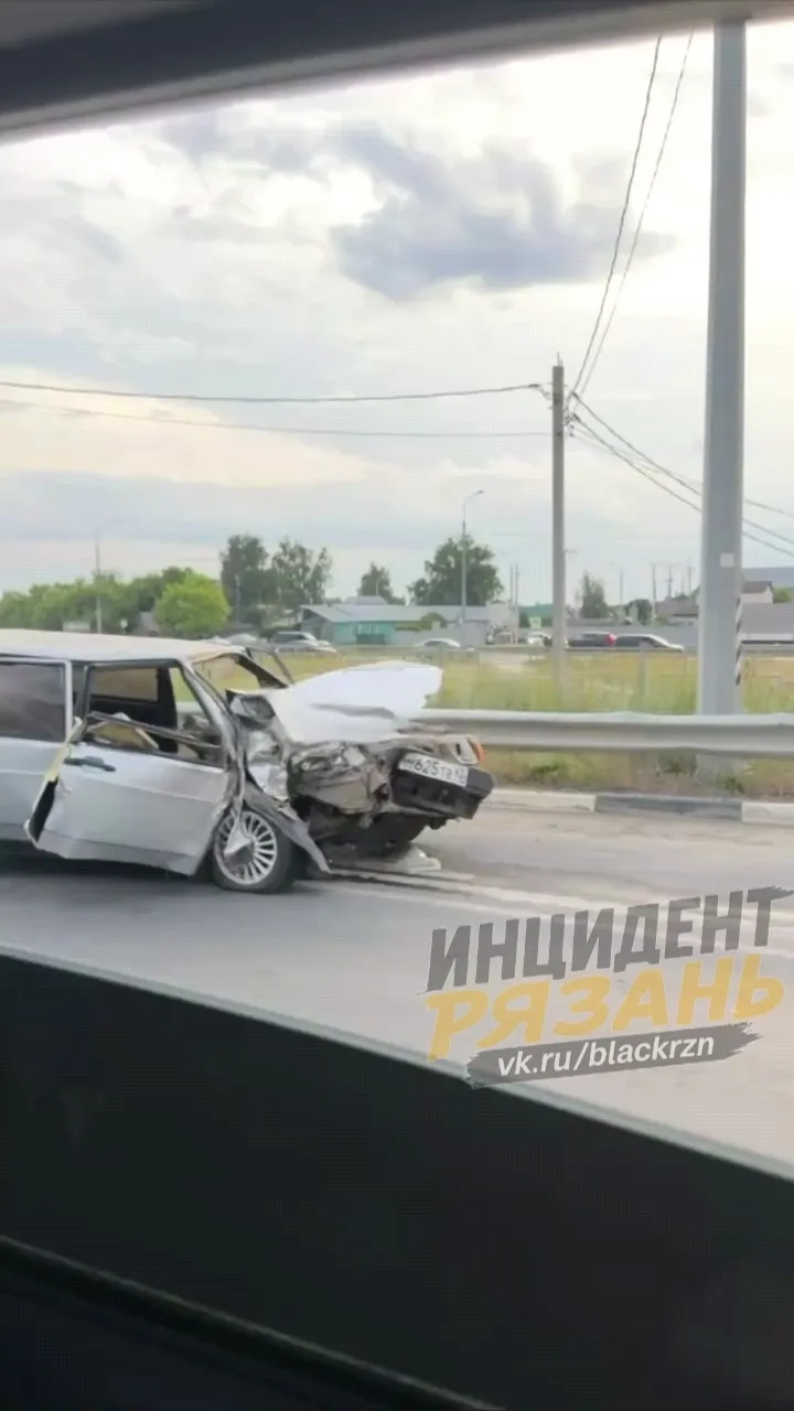 На дороге рядом с Шумашь случилось серьёзное ДТП с участием автомобиля ВАЗ-2109.Машина получила знач