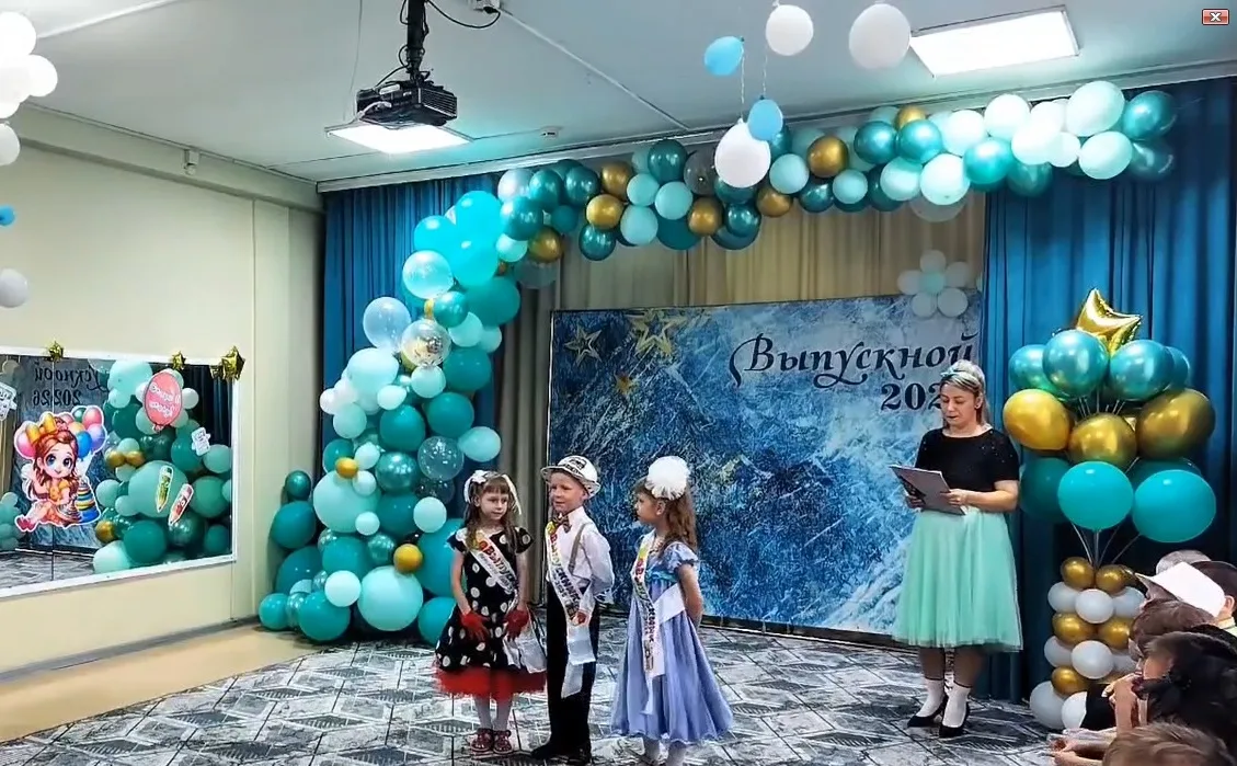 Маленькие ножки, ещё вчера семенившие по детсадовским коридорам, сегодня чеканили шаг п...