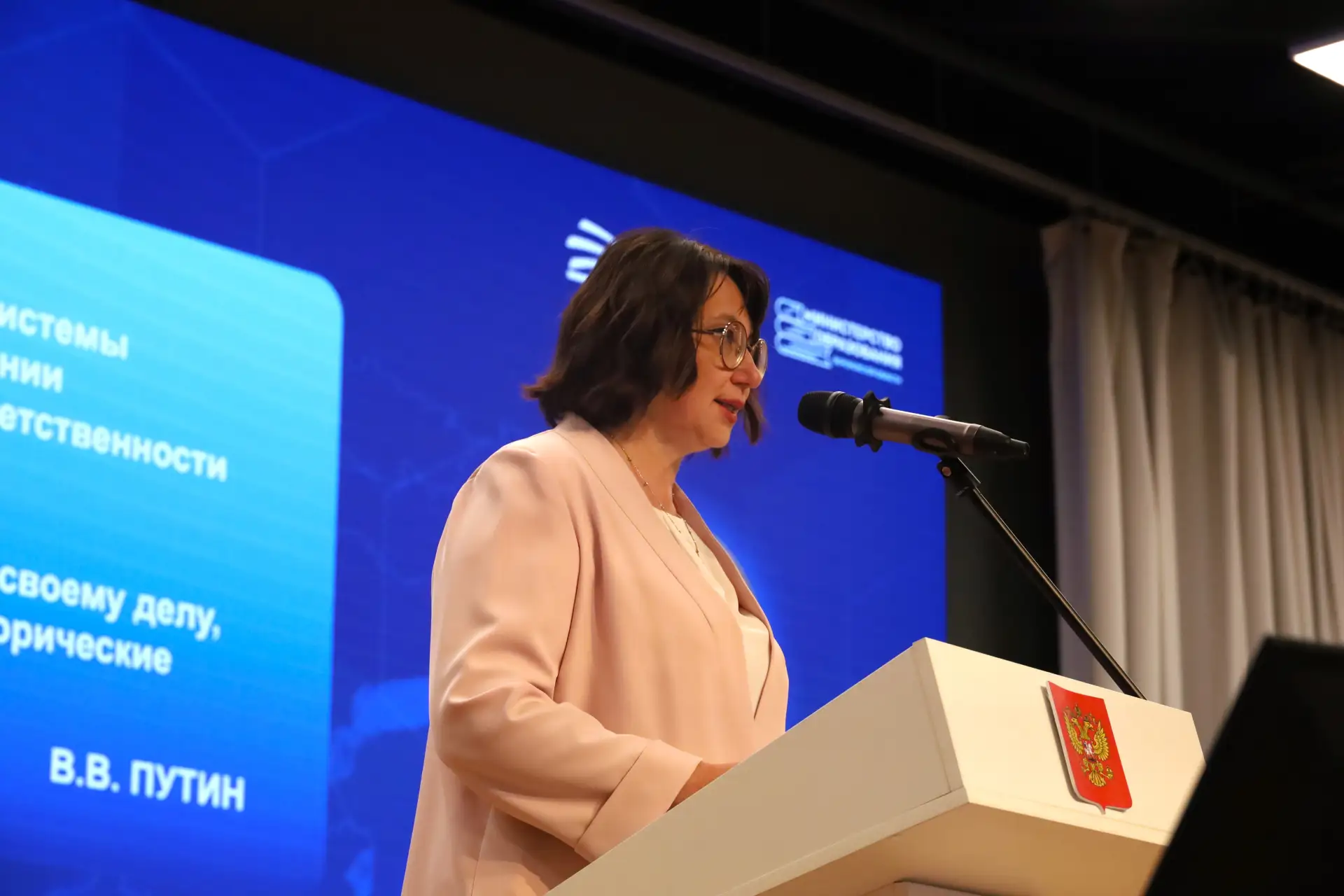 Всех педагогов с открытием августовского совещания-2026 поздравила министр образования ...