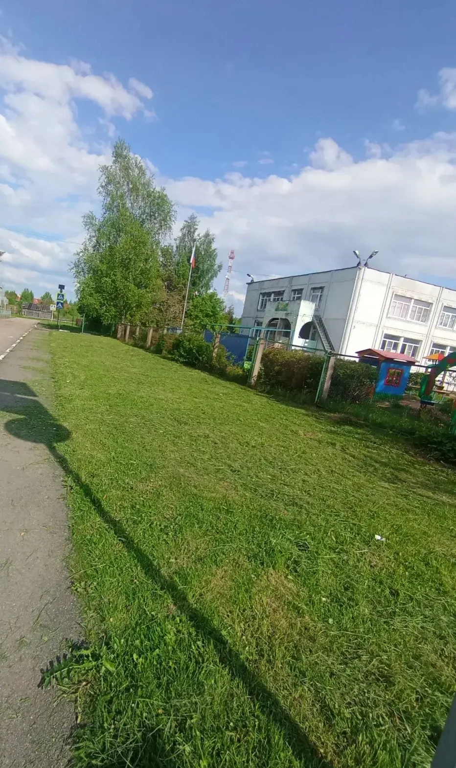 На территории нашего детского сада начался покос травы 🌿