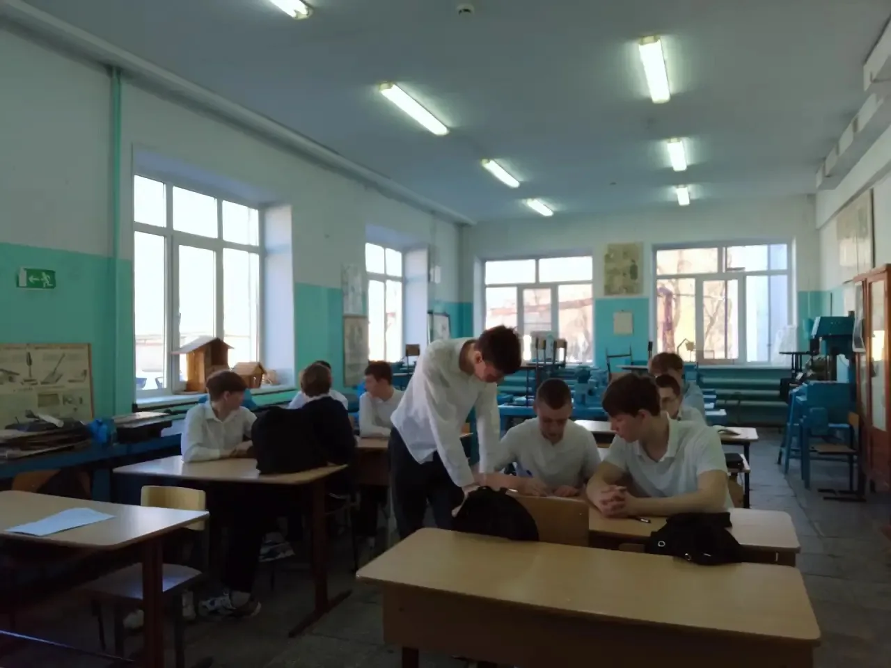 Завершающаяся учебная неделя была посвящена трудовому обучению. В понедельник юноши 8-х классов прин