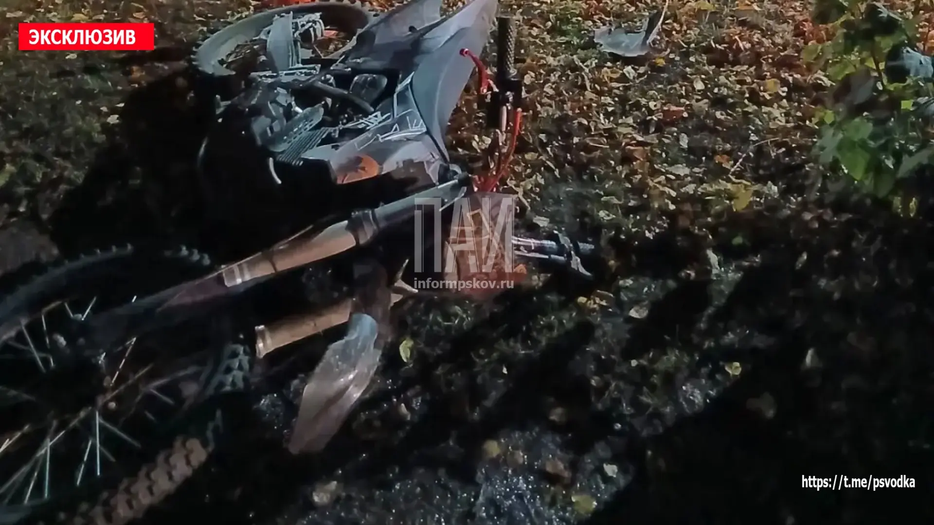 В Великих Луках, на проспекте Гагарина у дома 107/1, произошло лобовое столкновение мот...
