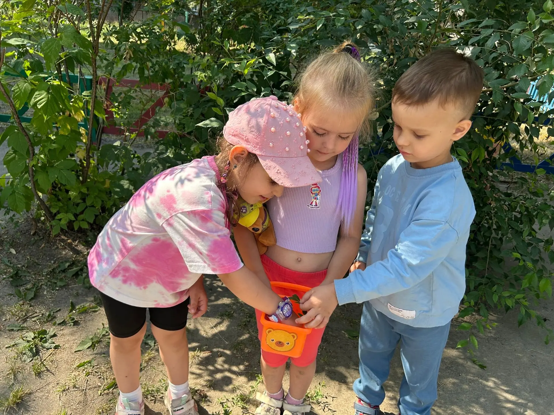 ☀️ Прогулка в детском саду - это маленькое приключение! ☀️

Наши ребята вовсю наслаждаются свежим во