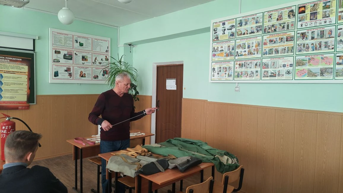 В рамках празднования Дня гражданской обороны России в нашей школе состоялся открытый урок по основа
