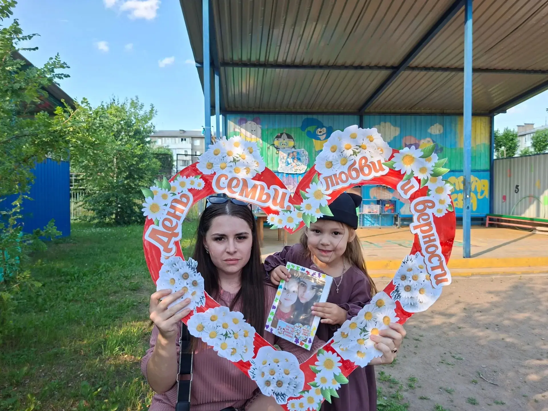 8 июля в России отмечают День семьи, любви и верности — один из самых тёплых летних праздников. Он о