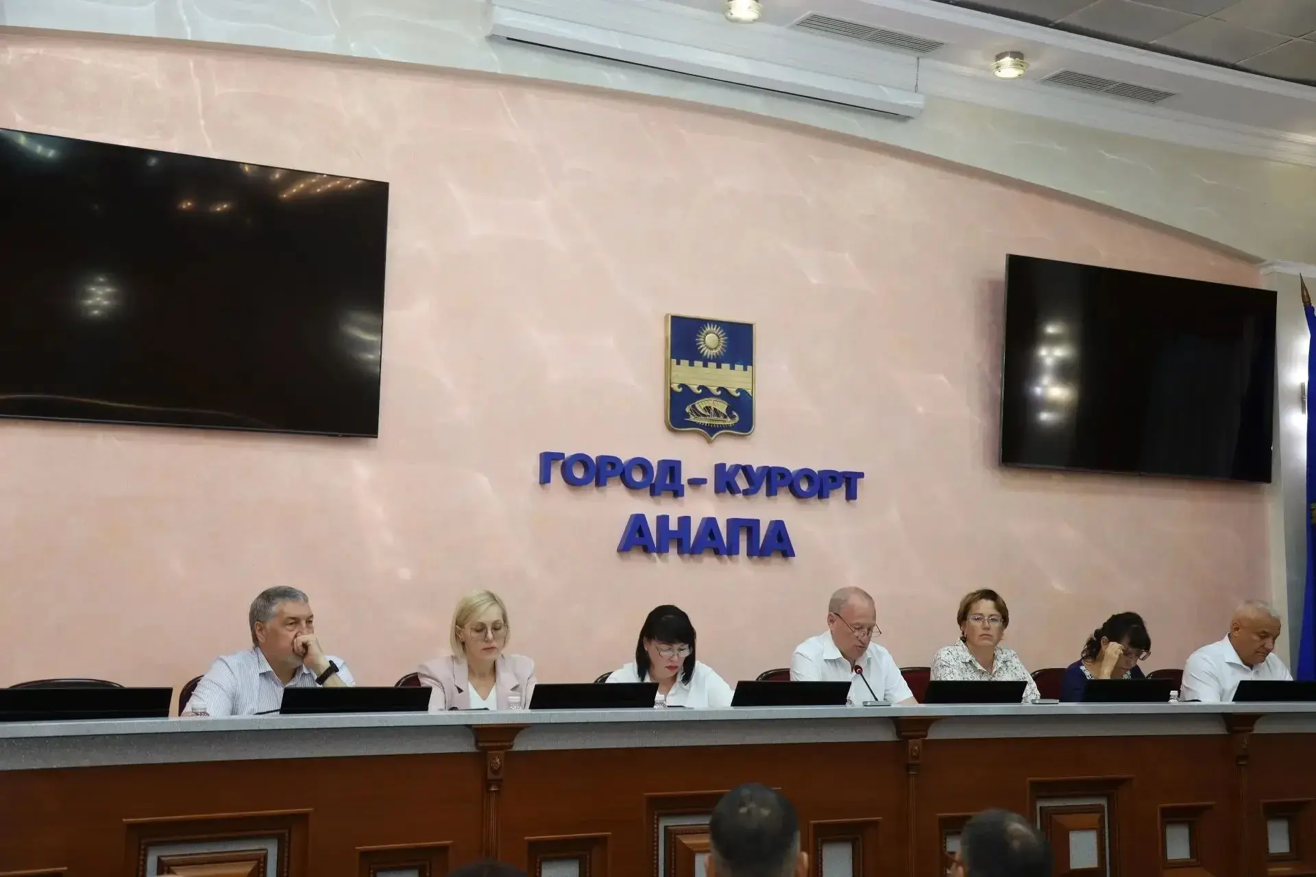 Состоялись публичные слушания по проекту решения Совета города «О принятии Устава муниц...