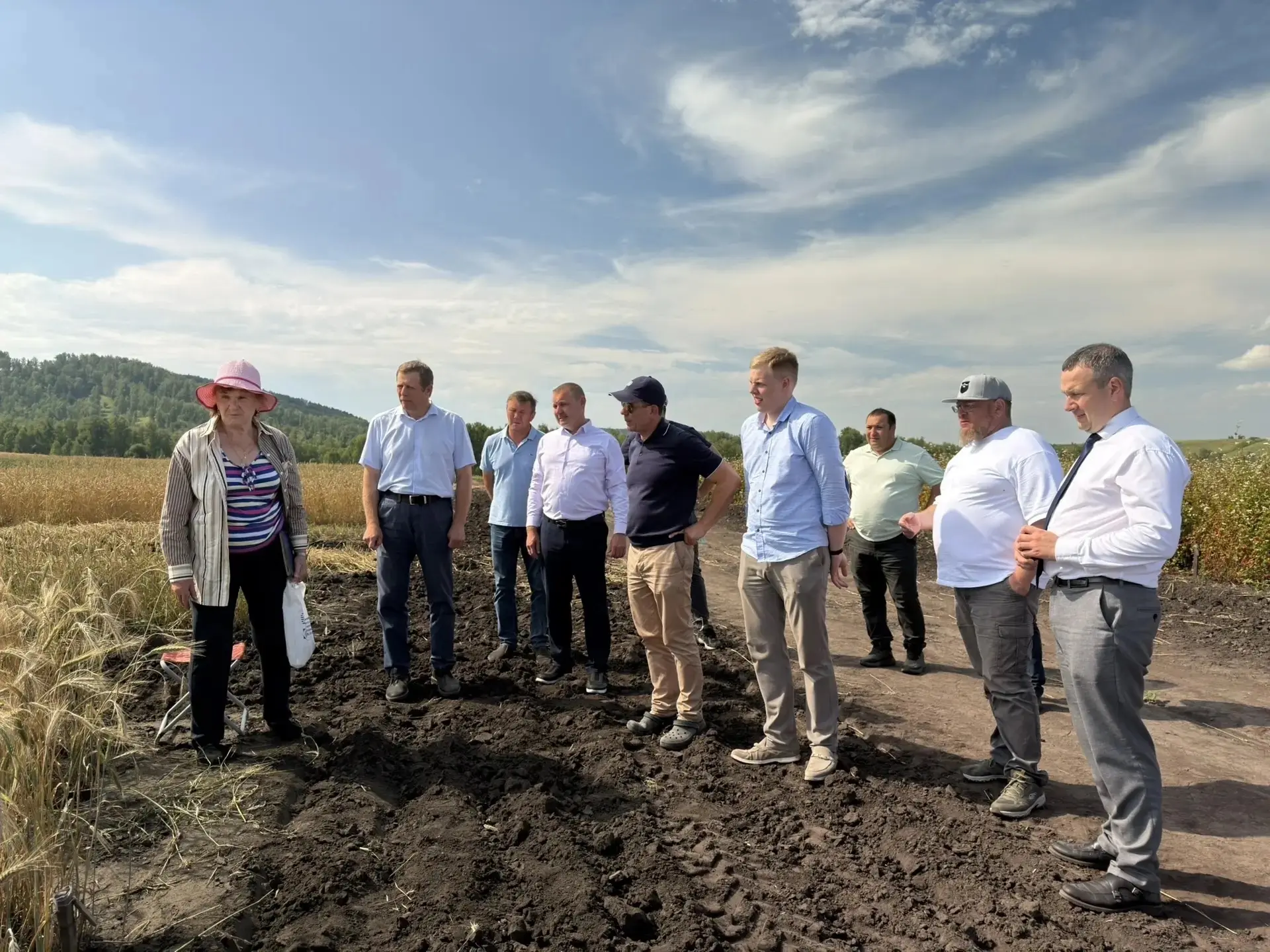 Министр сельского хозяйства края приехал в Курагинский округ проверить, как идёт уборка