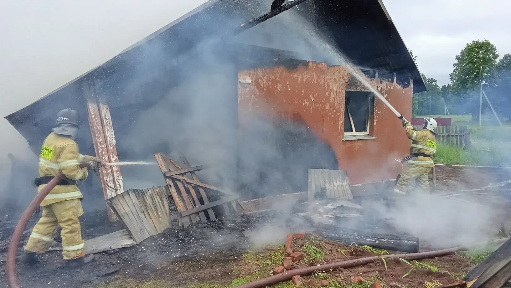 В Удмуртии женщину спасли через окно из горящего дома 🔥🚒
