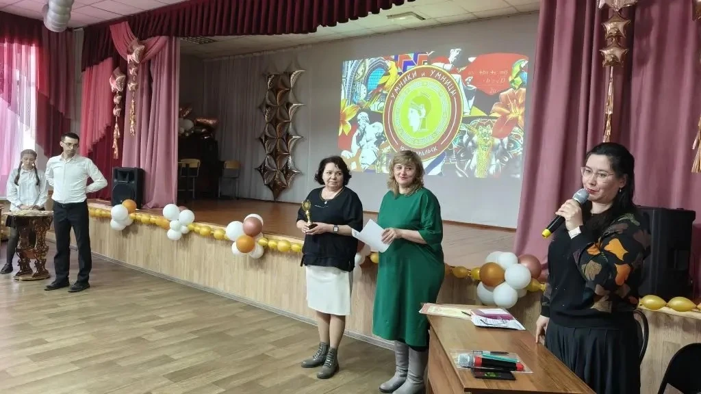 🎓В МОУ СОШ №4 прошла городская игра «Умницы и умники», посвящённая Году единства народов России  🧐В 