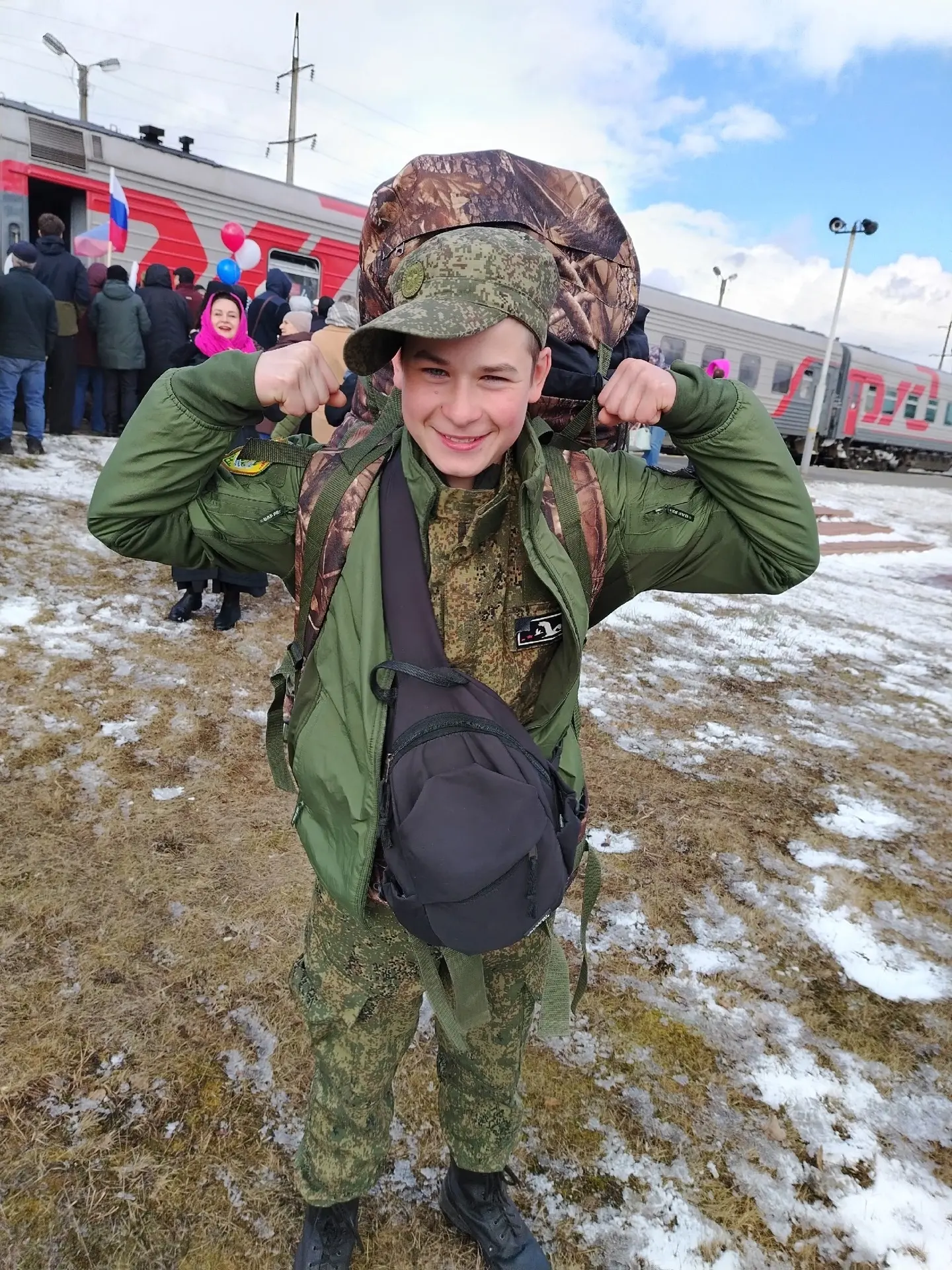 🇷🇺ПАТРИОТЫ РОССИИ  На перроне железнодорожного вокзала Нижневартовска очень оживленно. Мамы и папы, 
