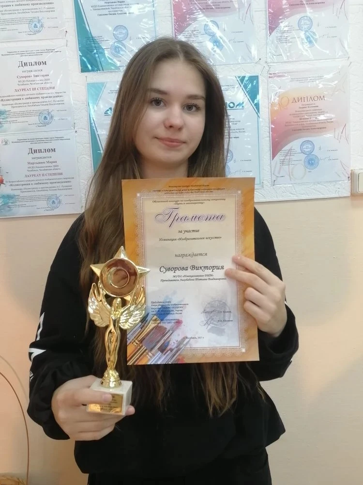 Суворова Виктория, учащаяся художественного отделения, в этом учебном году в очередной раз приняла у