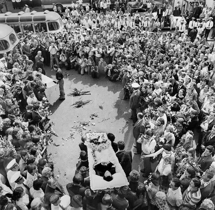 Пpoщание c Владимиром Высоцким. Июль 1980 года.

Наши группы:
Рецепты за 30  минут
Старый телевизор 