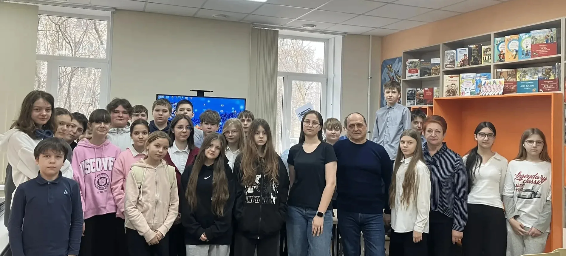 Встреча с писателем. 25 марта ученики 6 "А" класса вместе с классным руководителем Надеждой Георгиев
