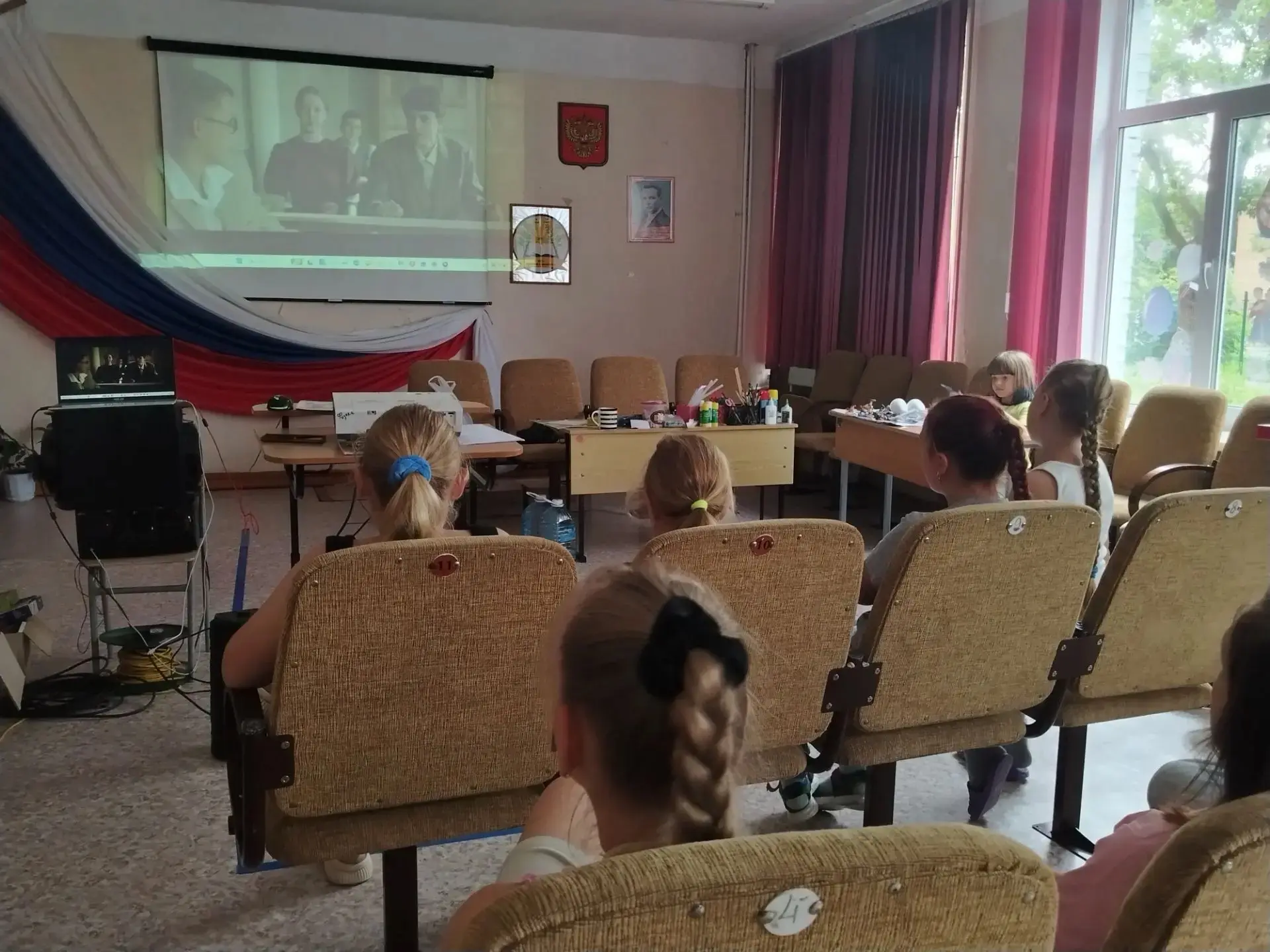 В День памяти и скорби ребята пришкольного лагеря приняли участие в кинолектории «Фильм о войне. Раз