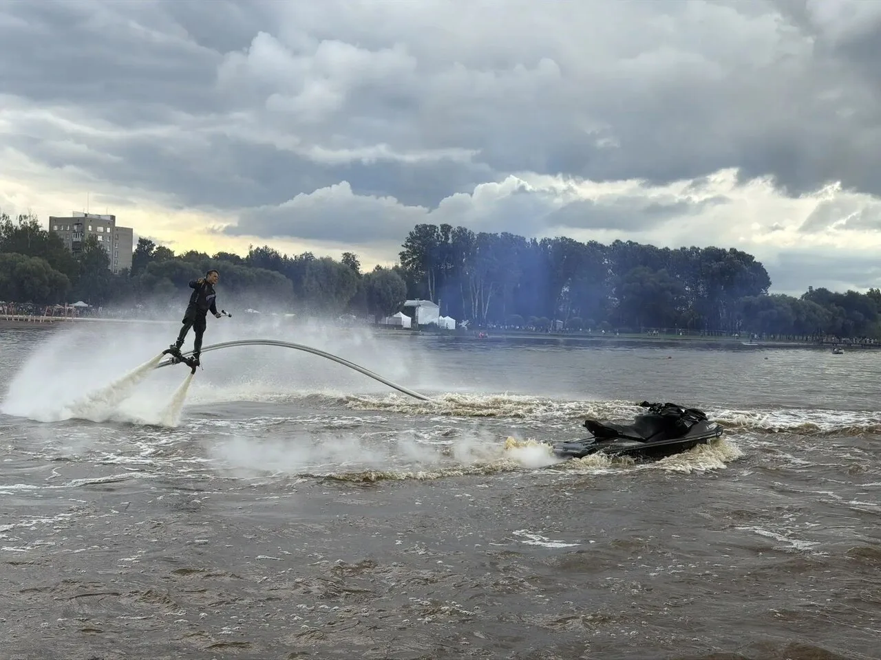 Водные трюки удивили зрителей на Ижоре