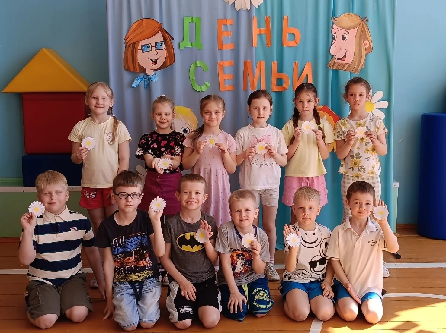 👪 Семья – это счастье, любовь и удача!
Семья – это летом поездки на дачу.
Хочу, чтоб про вас говори