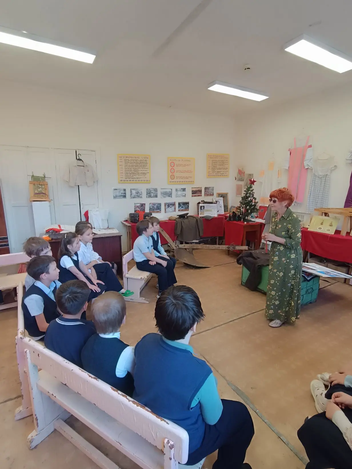 "А оно правда так работает?"
 - спрашивали ученики 2Б класса сегодня в школьном музее.

В Международ