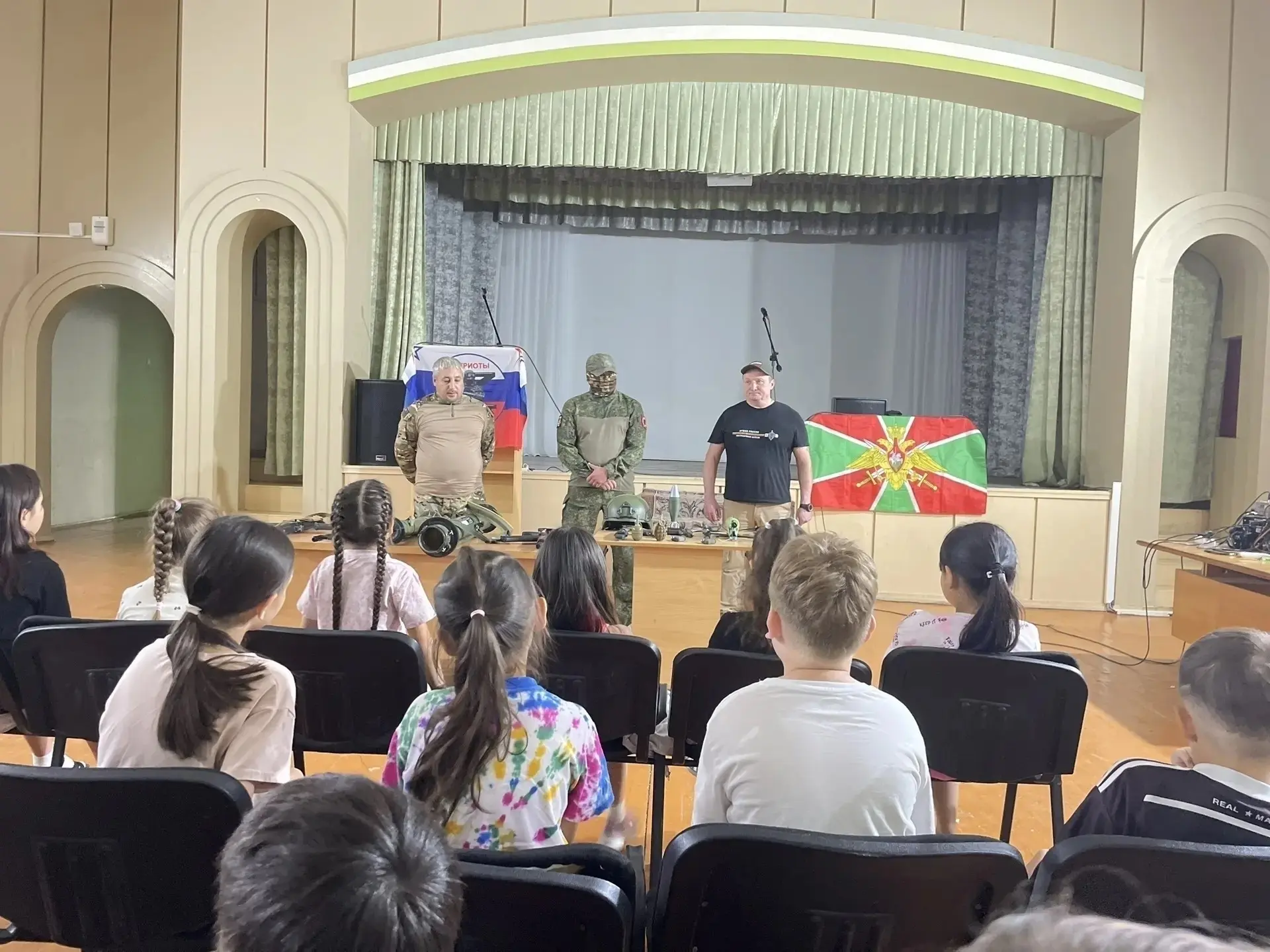 Урок мужества с участником СВО.

В школьном лагере  команда "Патриоты Отечества" провела урок мужест